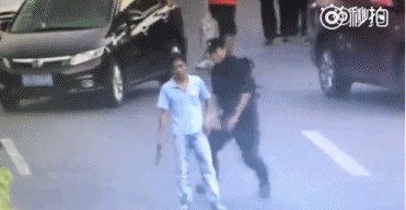 是时候再回顾一下这个经典瞬间了。你没看错，制服歹徒的是女特警，两个都是[doge]cr:江宁公安在线