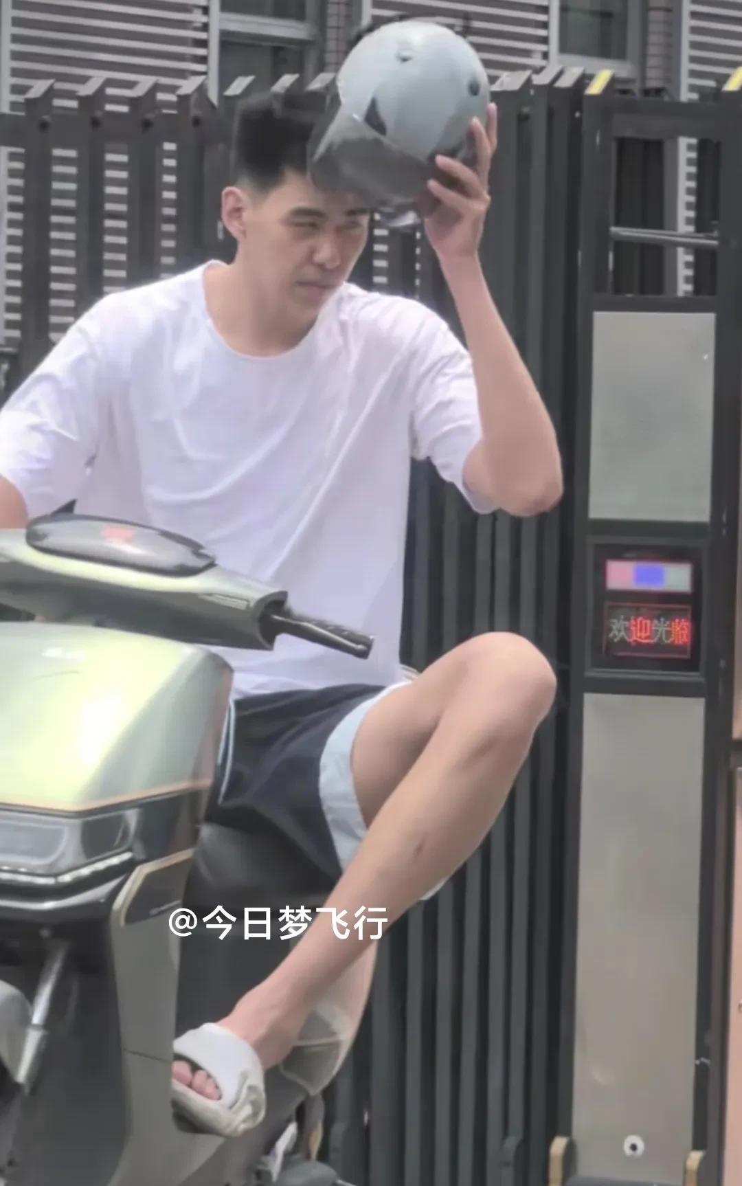 终于见到广东队球员戴头盔了！球队集训阵容不整！广东队球员骑小电驴出行，过往都没