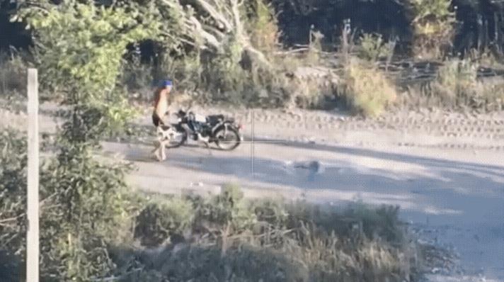 一名乌克兰老人，在路边捡到一架乌军的无人机发生爆炸！天上的乌军无人机全程记录这一