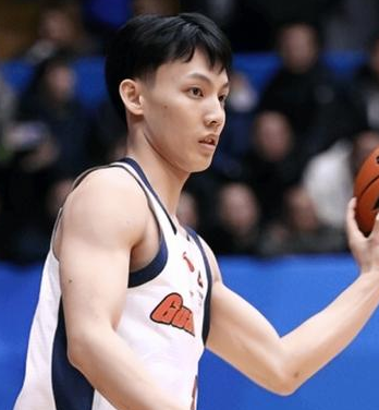 广东男篮球员徐杰谈全明星赛，他表示：很感谢球迷投票支持让我当票王，感谢诸暨让我有