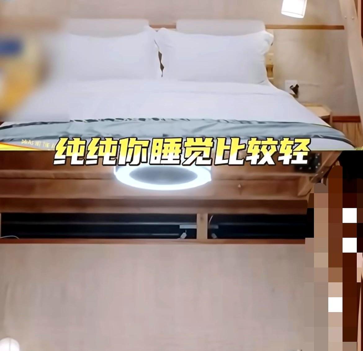 她摔在青石板上，先问镜头保住了没。不是演戏，是真拼。膝盖磕出血，爬起来接着跑