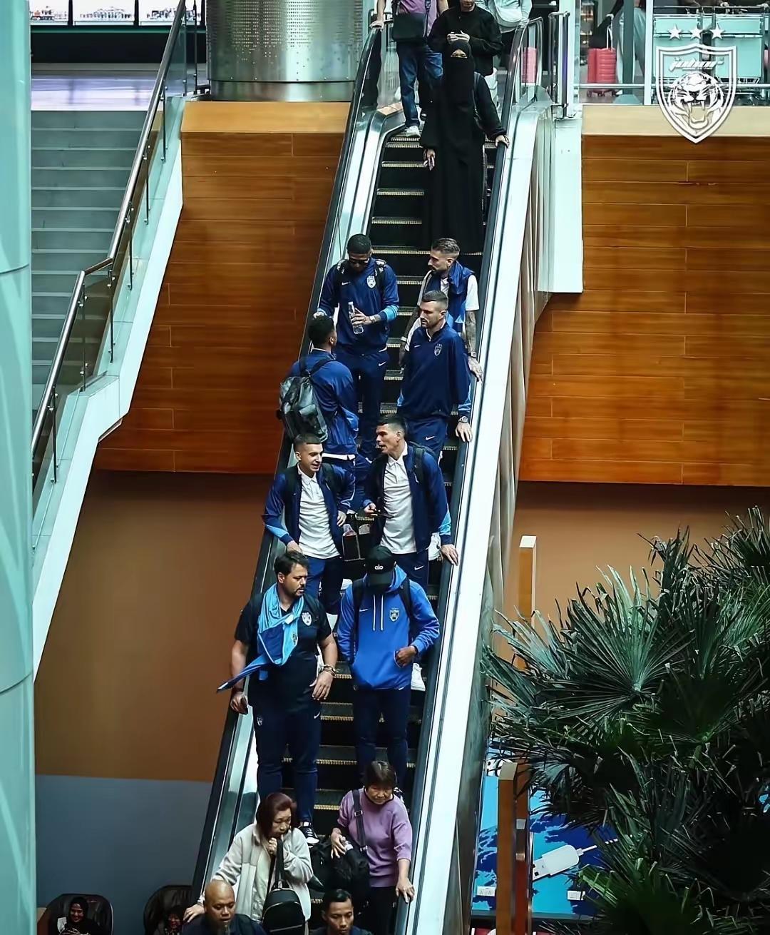 高大威猛，有棱有角，看扶梯上这些球员的西洋面孔，很难想像这是来自南洋的马来西亚柔