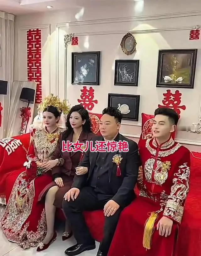 丈母娘漂亮大家都能看到，但不应该抢风头。你再漂亮，今天的主角是新娘而不是你。