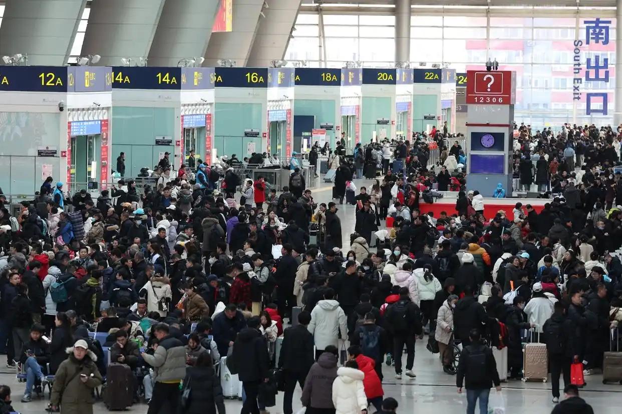 绝了！春运首日这波回家潮真的挤到离谱。2026年2月2日春运启动，95亿人次迁