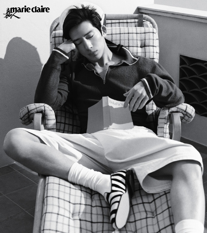 被井柏然的下颌线划到了谁懂啊！井柏然穿蓝色牛仔套装随性又高级，下颌线锋利得像刀