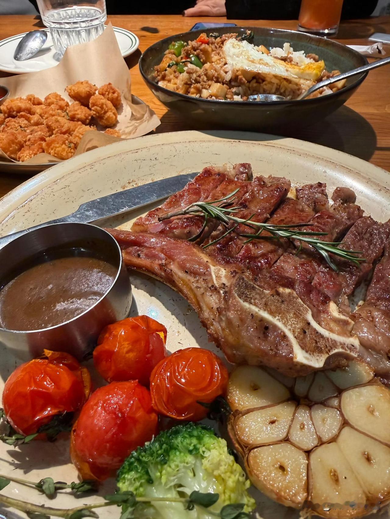 这几天的餐桌，是不同风味的快乐接力呀～铜锅装着吸满辣汁的豆腐，酥香裹着鲜辣在