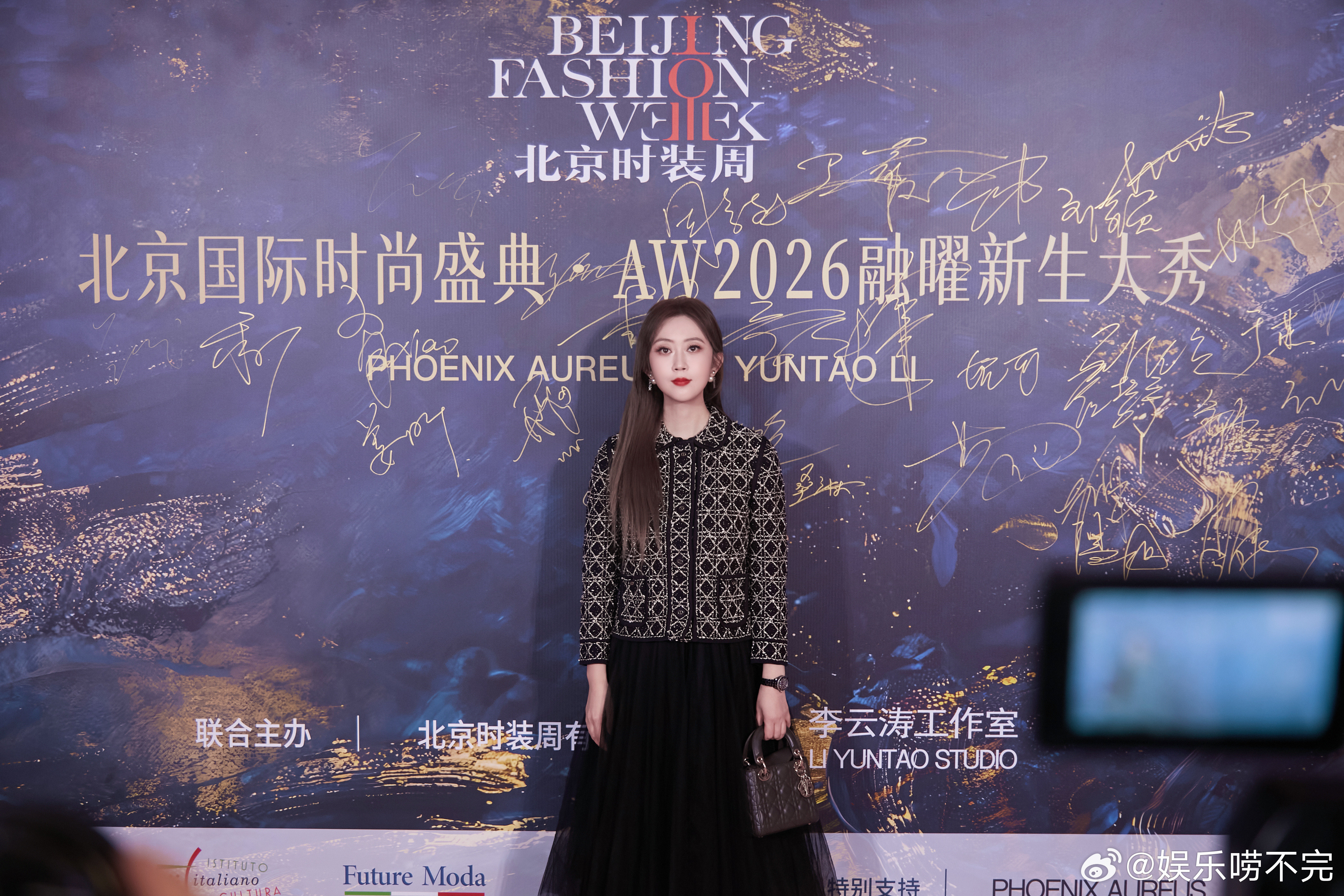 刘芊螢时装周深色迪奥套装北京时装周现场，刘芊螢身穿深色迪奥套装，清冷气质直接拉满
