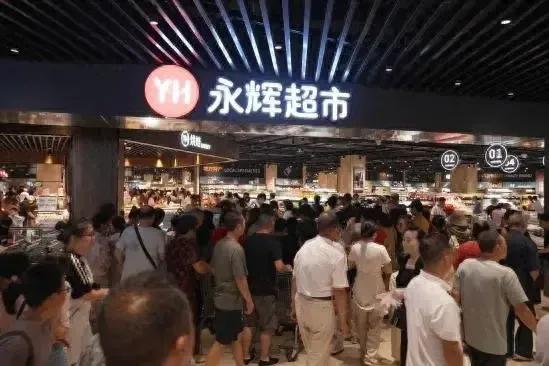 拿不出38亿还债，王健林被永辉超市逼到绝境。一个月前，永辉超市突然打上门追债，要