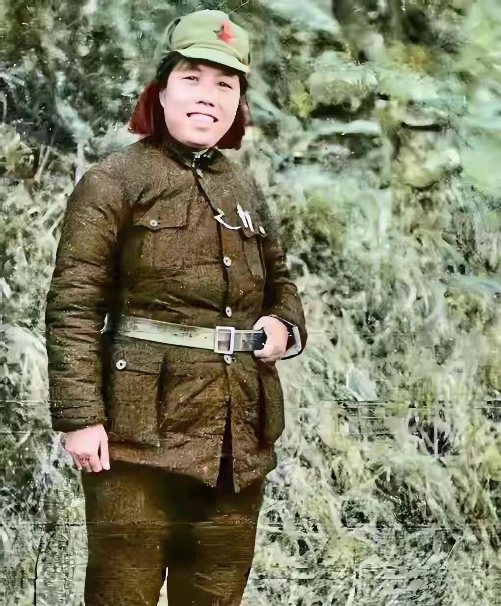 这是邓颖超穿着军装的真实样貌，都看看吧，邓大姐这一抹爽朗的温暖笑容，永恒的印记在