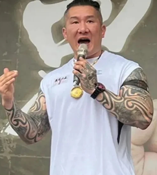 台湾网红馆长硬核直播深圳行！百万无人机秀破防绿媒谣言8月12日，台湾网红“