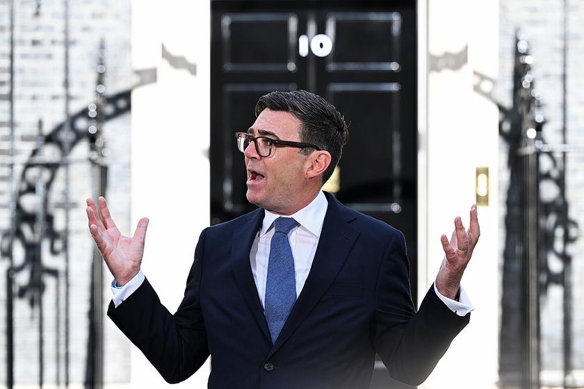 英国新首相伯纳姆20号在白金汉宫接了国王的印，当天下午最先拨的两通电话，一通给特