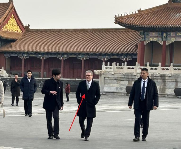 成了，中英谈好了，1月29日上午，英国首相斯塔默如愿和中方会见。经过会