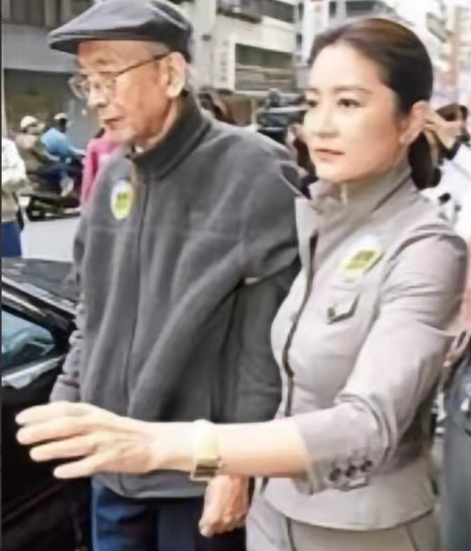 1948年山东莱阳，一场败仗过后，国军军医林维良仓皇失措，狠心抛下刚出生仅3