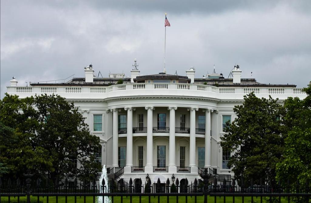 美国政坛又乱成一锅粥了，昨天有内部消息直接爆出来，白宫正在偷偷商量一件大事，要把