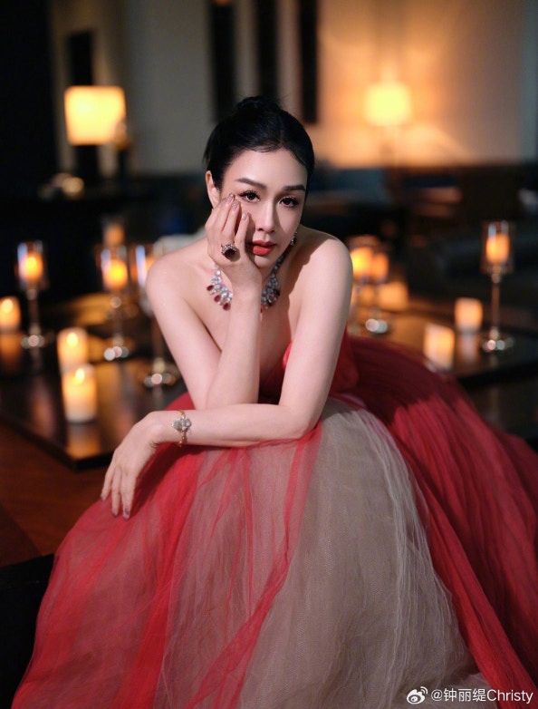 55岁钟丽缇三亚红毯穿吊带裙惊艳全场！身材发福肩膀宽厚却被赞真实自信，网友吵翻天