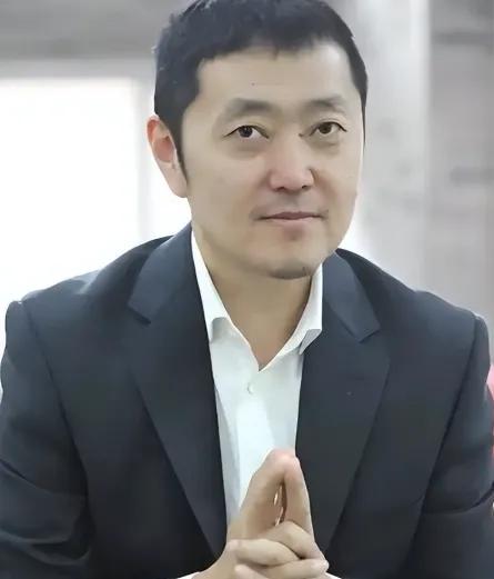 2021年，中国千亿富豪左晖因肺癌去世后，留下了1038亿身家，可谓是生不带来死