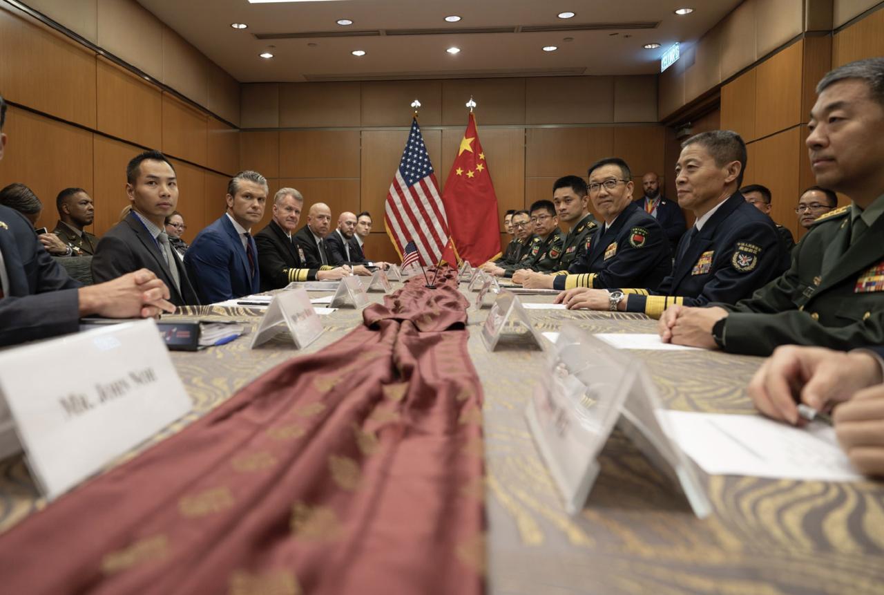 美国的代表中，有两位亚裔。眼拙，看不出来是华裔、日裔还是韩裔？而且，两人