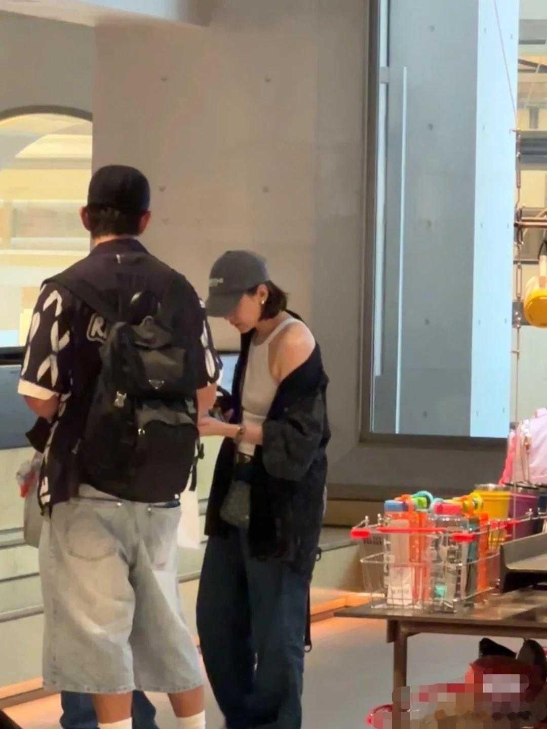 贾静雯一家成都逛街偶遇贾静雯一家逛街有网友在成都偶遇贾静雯夫妇带着女儿们逛街
