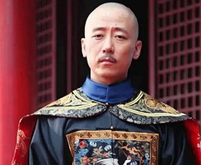 康熙年间，大臣尹泰在自家庭院里偶遇了一位美丽小丫鬟，尹泰一时兴起，强行与之发生关