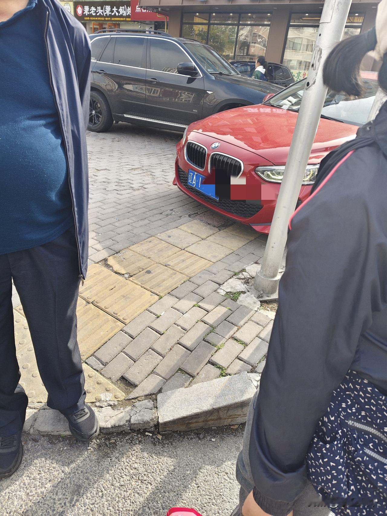 说实话大连道边乱停乱放的现象，让外地车也学会了，看吧在成仁街养解放广场方向去的一