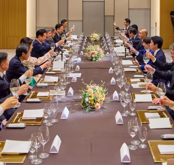 李在明高市早苗会面曝光！微表情藏不住了表面笑嘻嘻，心里MMP？韩国在野党党