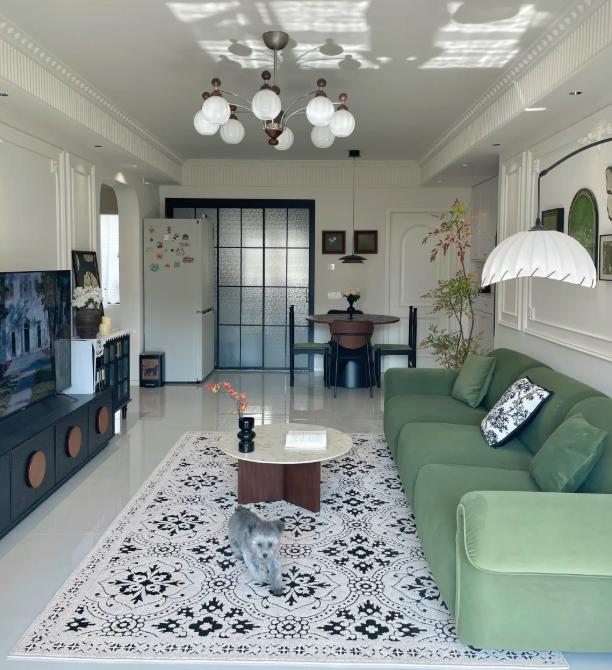 粉丝@小美昨天哭着给我发私信，说花300万买的二手房，钥匙都拿到了，原房主的户口