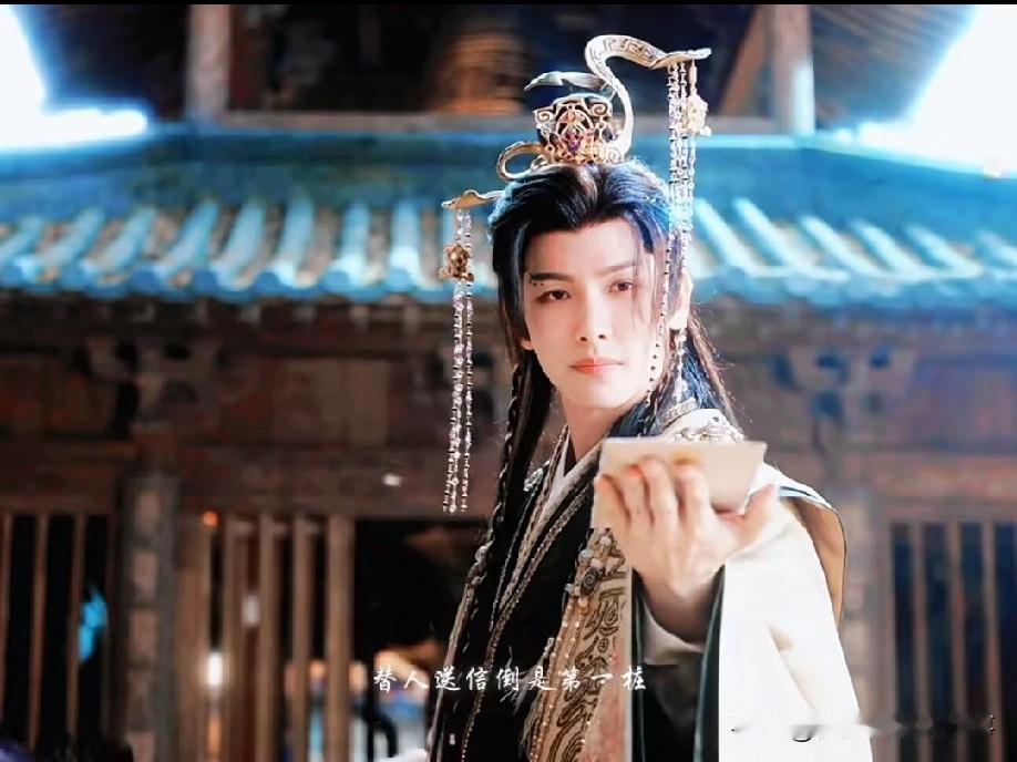 王以纶这造型太夸张了吧。不得不说现在的男装头饰真是越来越一言难尽，直接把“花哨”