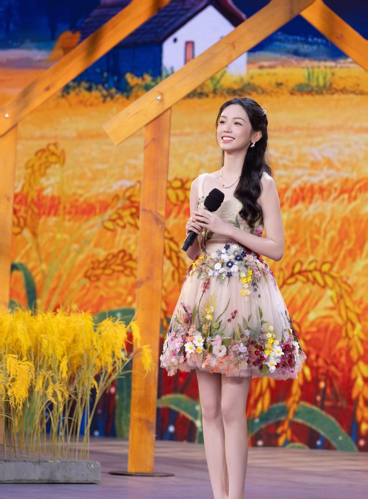 她长得比刘亦菲还美，除了胸太小，其他堪称完美，身材也是高挑纤细，王诗龄居然不喜欢