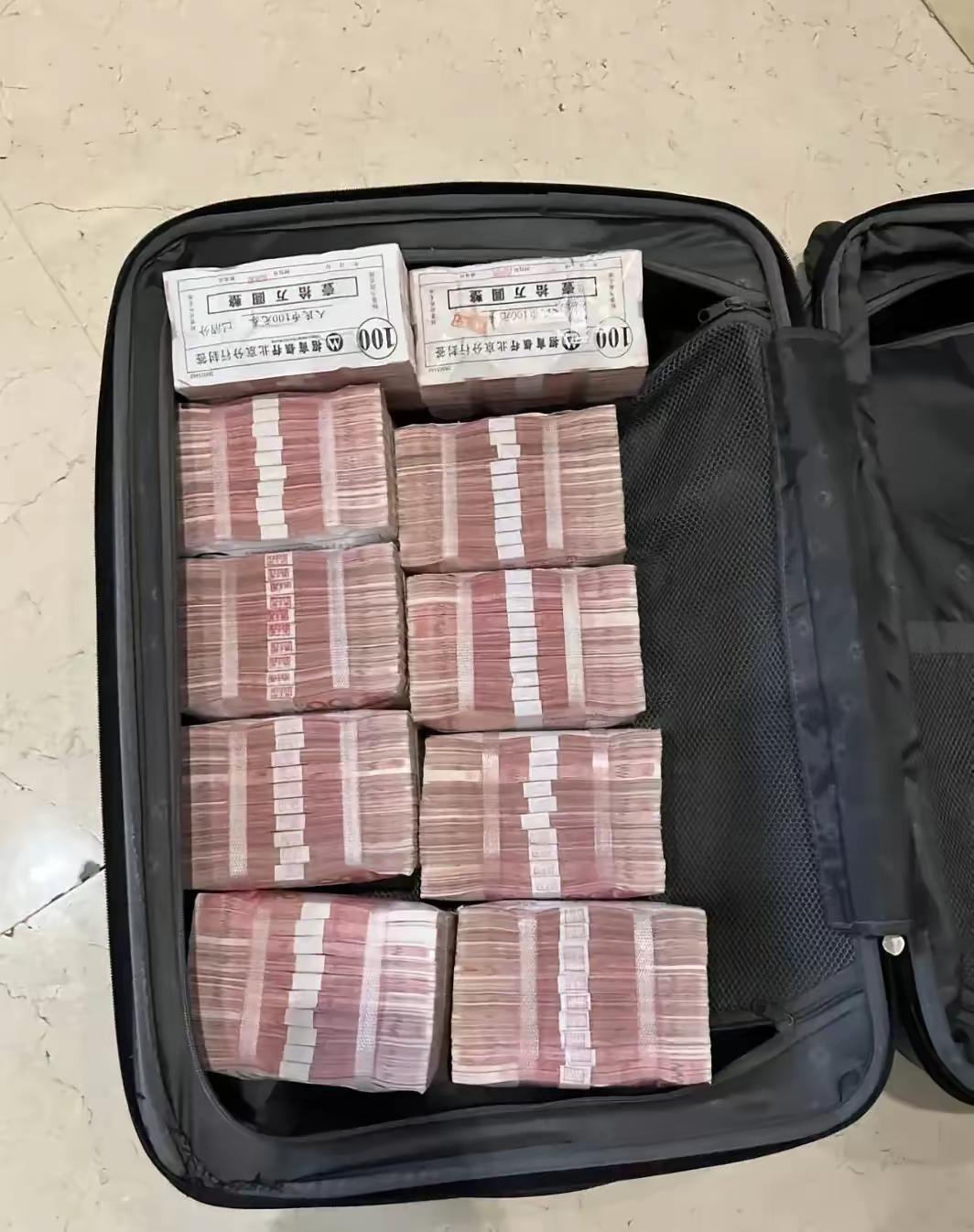 估计现在的银行都不希望你存钱了，因为现在银行的息差不断收窄，银行每年可以从息差中