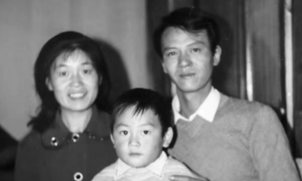 1979年，知青戴建国不顾家人的反对，硬娶痴傻的程玉风为妻。新婚夜，正当戴建国流