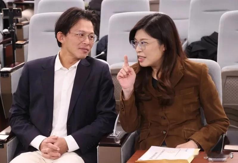 黄国昌动怒原因曝光，按照郭正亮的披露，指出徐欣莹与陈见贤在“初选”期间是平分秋色