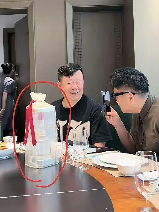 果然贫穷限制了我们的长相，潘长江老师的搞得生日宴会，不仅场地豪华，还有名贵的五粮