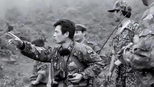 1984年，解放军排长下山巡逻，路上偶遇3名解放军，排长看了对方一眼，感觉不对劲