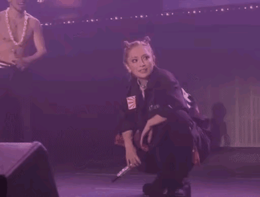 那些为倭妓滨崎步洗地叫屈的人出来解释一下，这是她在2017年演出时穿的表演服，什