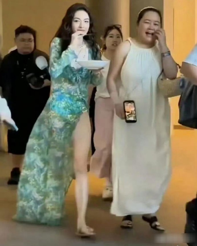 钟楚曦这拖鞋炫得……我居然无法反驳不愧是女神就是好看。​​​