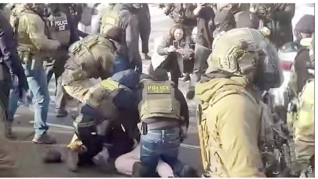 即“斩杀线”之后，“北美懦夫”又流行开来了。这个词就是嘲讽部分美国人明明手里有