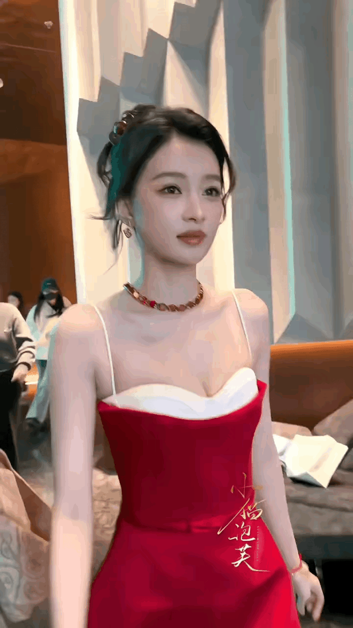 谁懂啊！孙怡这张脸真的长在审美暴击点上了吧？御姐身材配萌妹脸，高瘦却不柴，