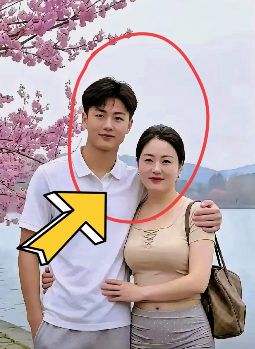 杭州湖滨银泰那段视频，看得人心里发凉，​45岁女性挽着20岁男生，路人起哄，镜