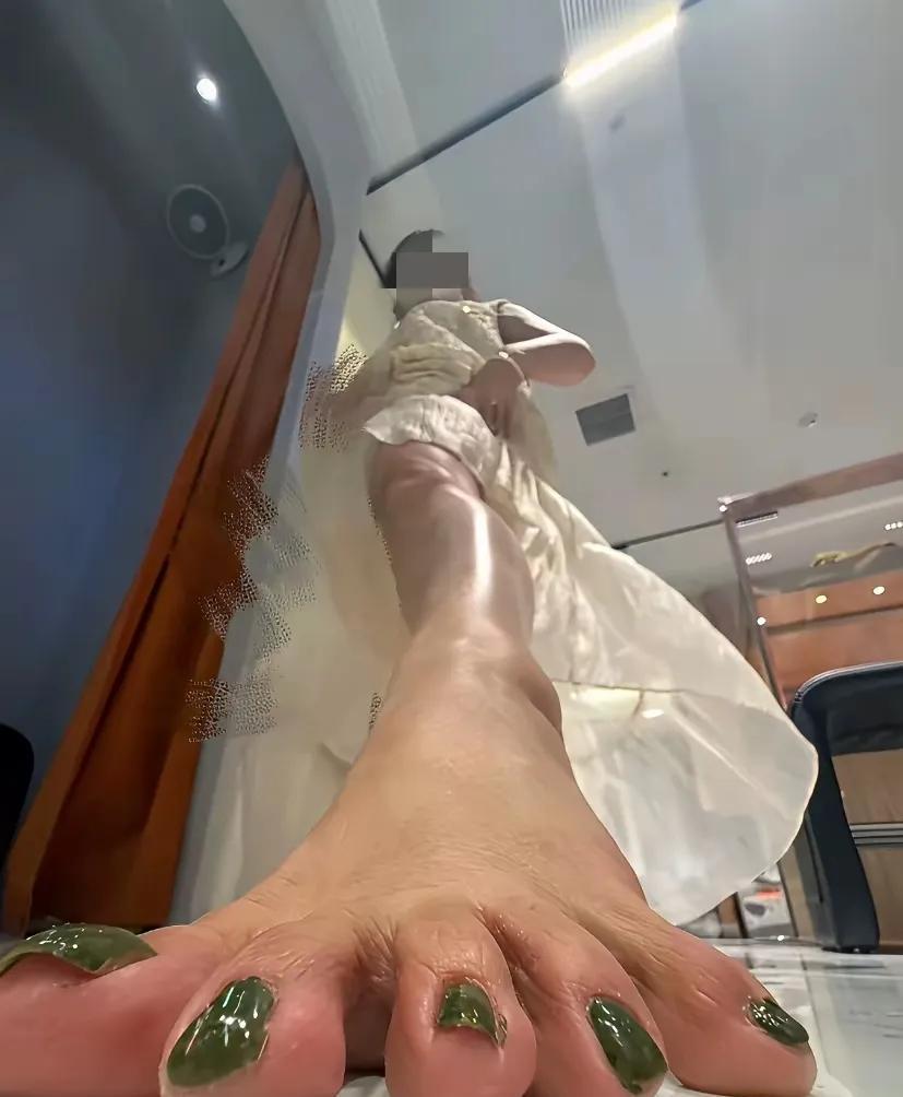 这是天残脚？还是赤脚大仙？女网友让丈夫给她拍显腿长的照片。这成片效果，不仅显