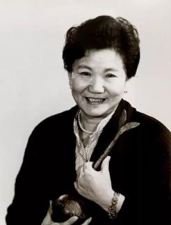 2000年的一天，已经进入生命最后阶段的赵丽蓉在家人的帮助下穿好寿衣，又亲笔立好