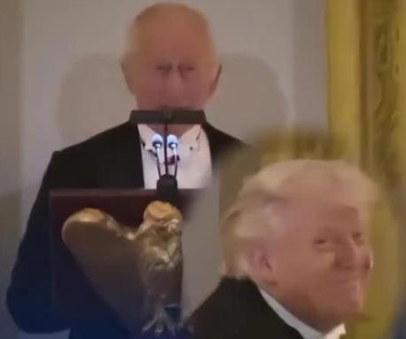 当地时间4月28日晚，白宫国宴上演了一场火药味十足的历史互怼。 英国国王查尔