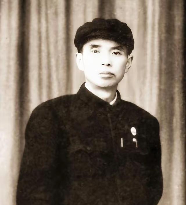 1949年底，四川解放在即。川军将领杨森把军权交给次子杨汉烈，自己跑去了台湾。杨