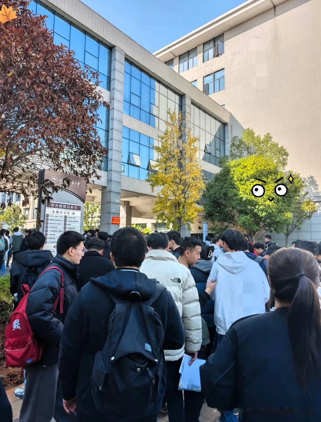 昨晚天津站涌入二十多万考生，看到这场面不得不感叹“考公”实在是太火了。年轻人