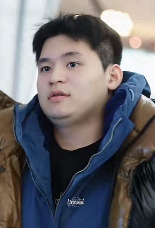林诗栋休假归来，肉眼可见的胖了。林诗栋香港总决赛后就开始休假，乒超总决赛也没有上