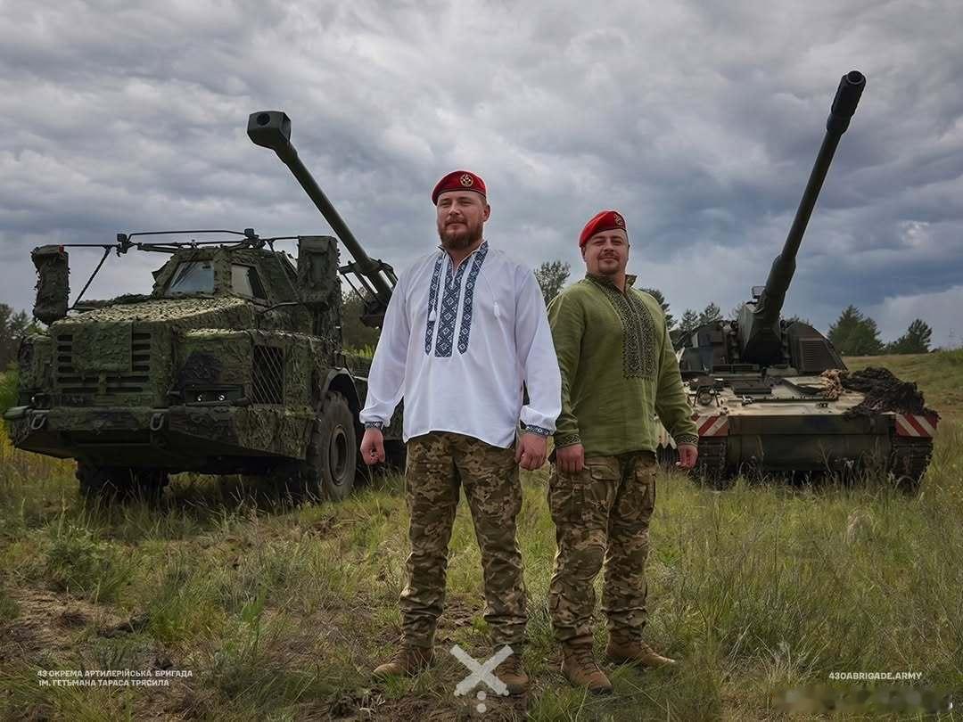 乌军43炮兵旅庆祝乌克兰绣花节后面是弓箭手和pzh2000自从fpv登场后，这些