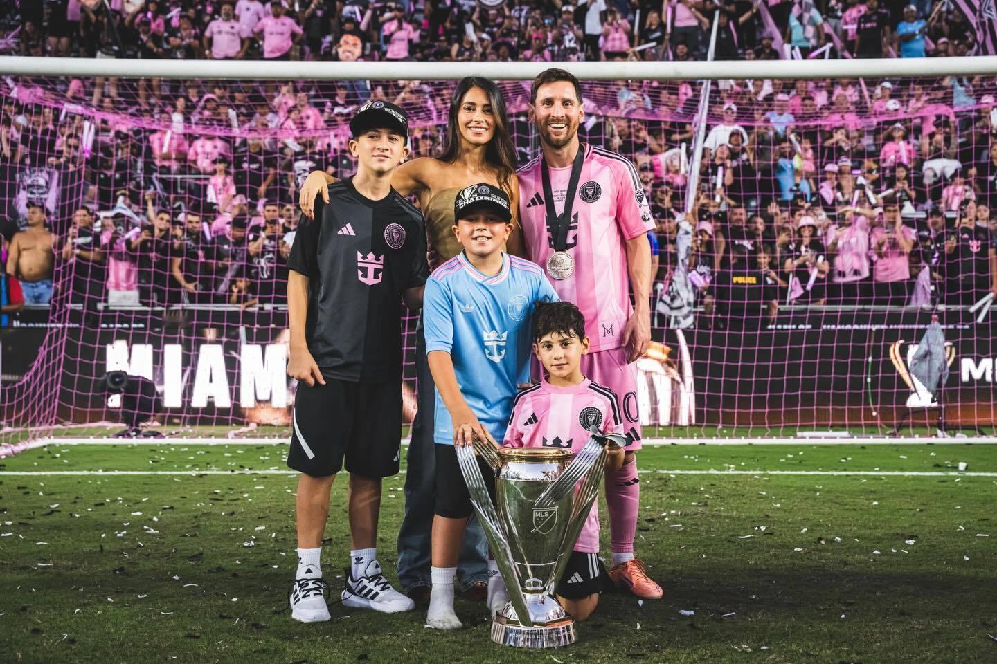 安妞晒一家人合影：祝贺你，亲爱的🖤MLS杯冠军💪🏼我们爱你梅西梅西生涯