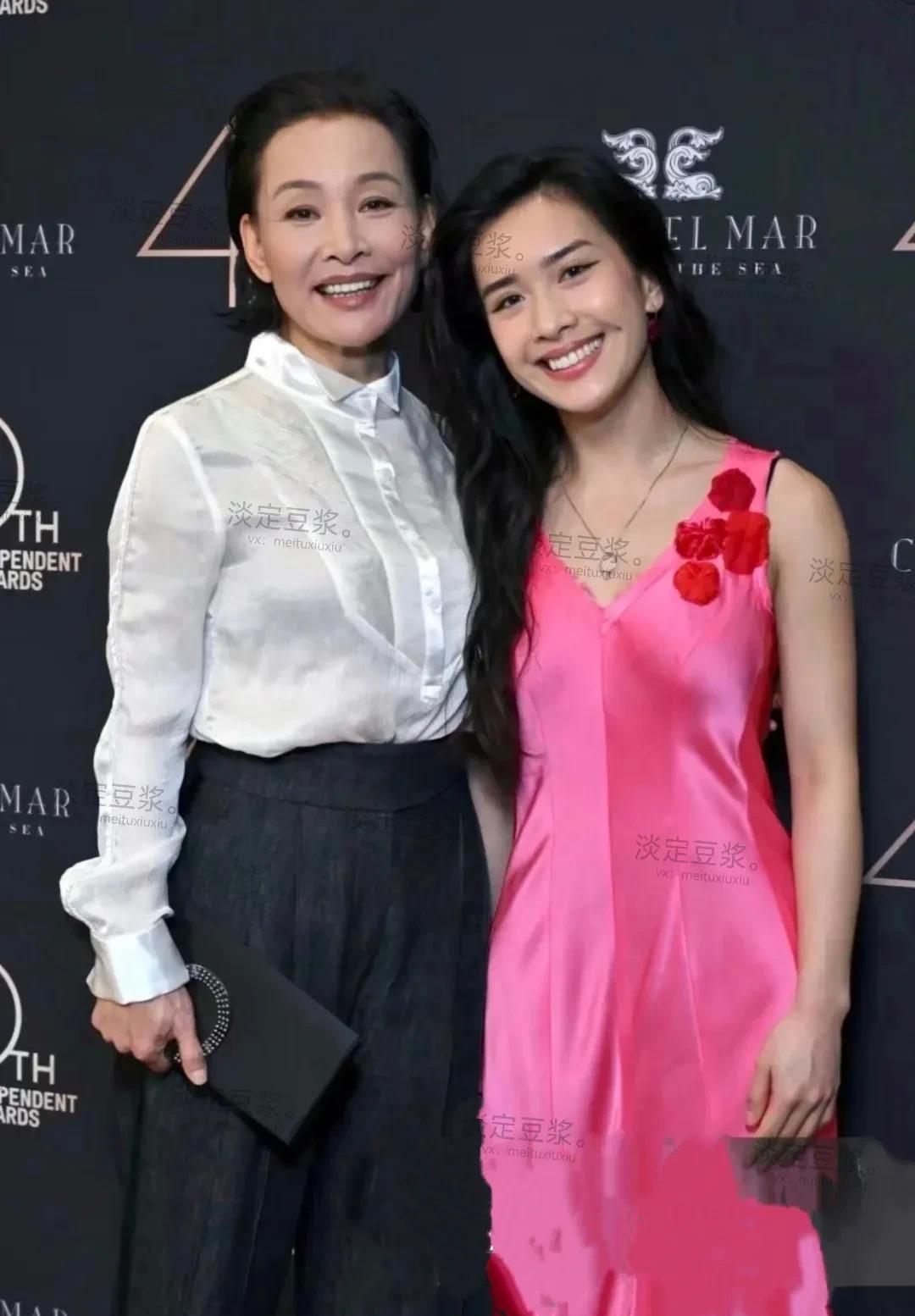 发现陈冲女儿许文姗比她年轻时洋气多了，这女孩儿有点混血的气质，可能是美国人的化妆