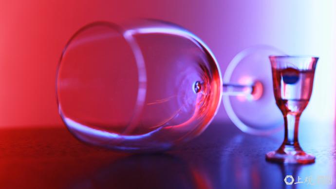 上海，一男子带着同居了2年的女朋友一起参加酒局，饭局结束后，男子搀扶醉酒的女友回