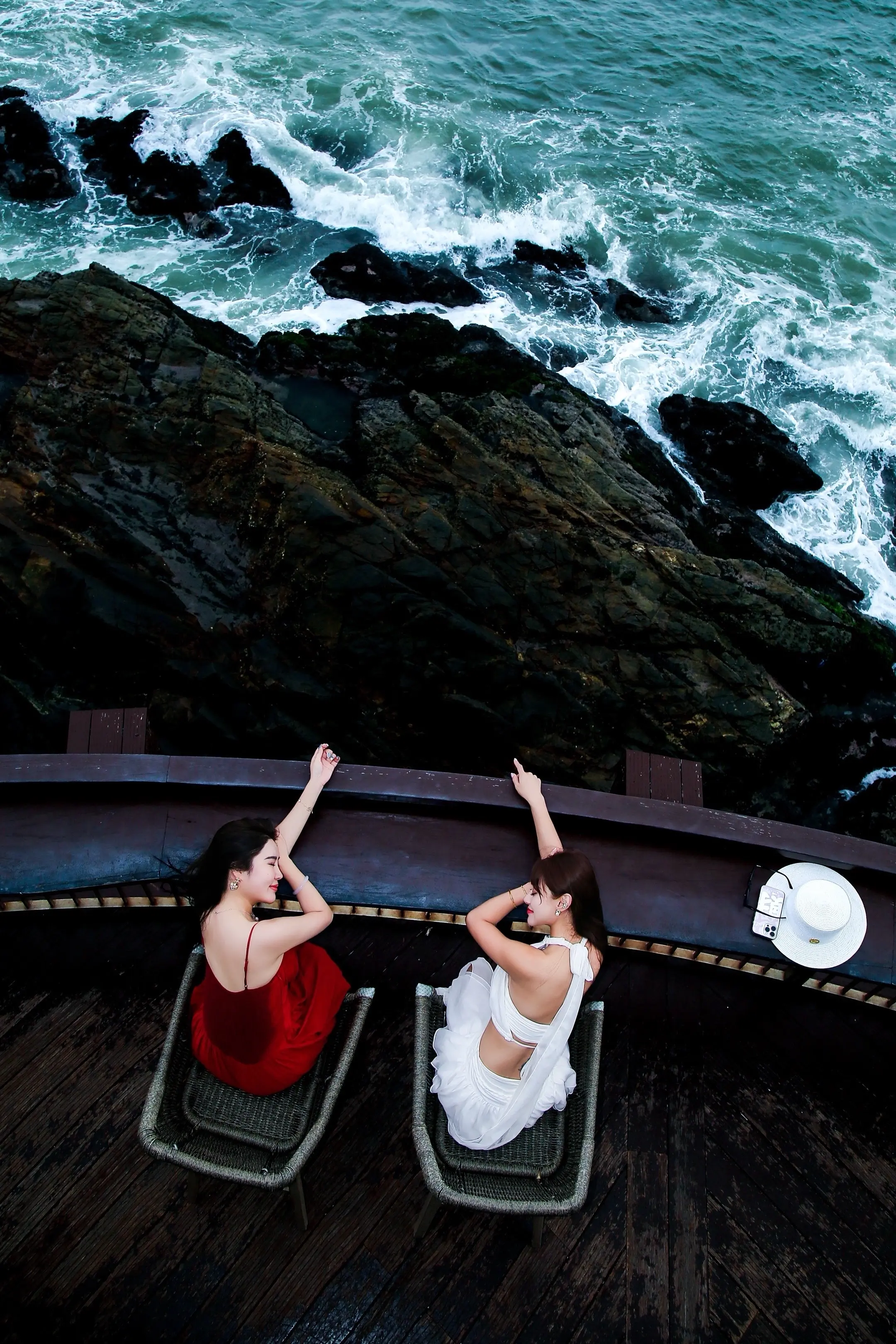 🌊踩浪、泼水、躺在沙滩上晒太阳——和我的女王👸🏻姐姐待在海边的时...