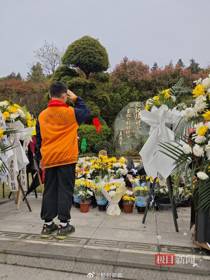 #袁隆平墓前摆满稻穗鲜花#【#多位家长带孩子到袁隆平墓地祭扫#：让孩子热爱科学，
